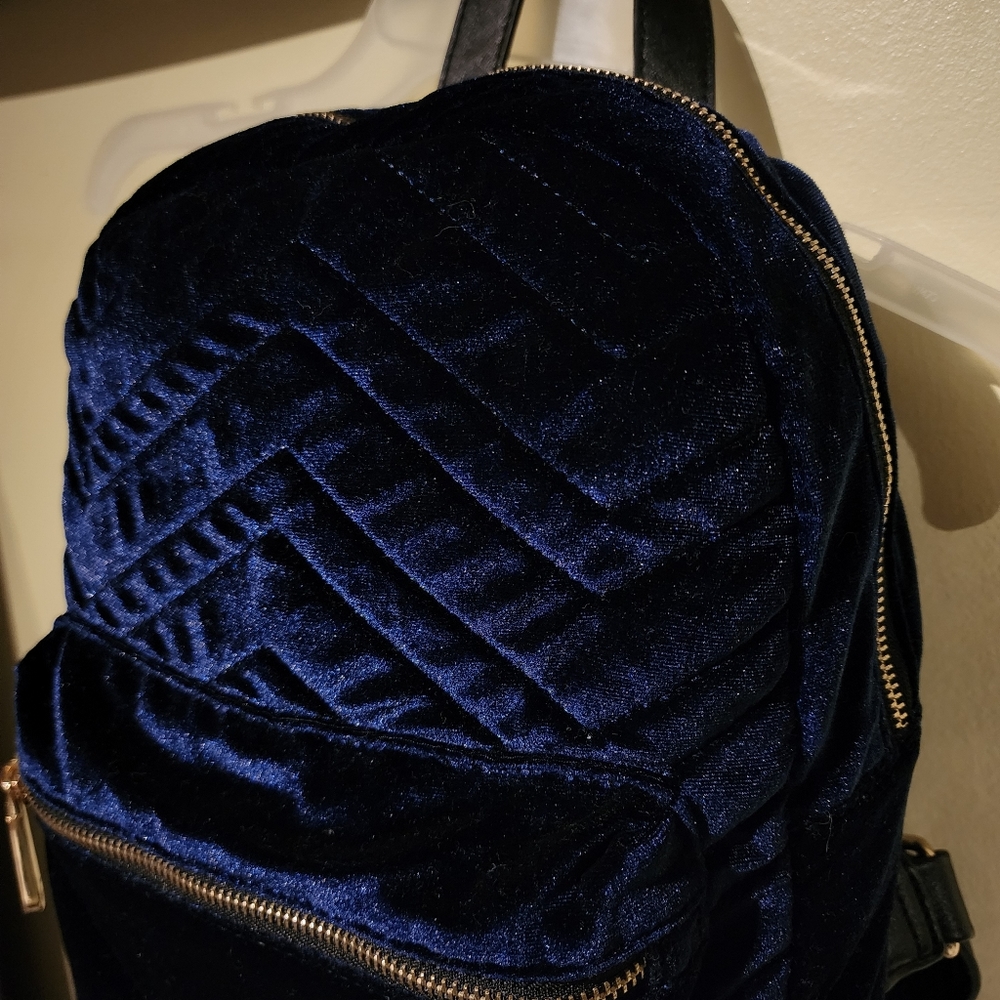 💙 EUC Navy Quilt Velvet Backpack - Picture 4 of 11